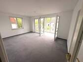 Wohnzimmer mit sonnigem Wintergarten - 