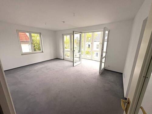 Wohnzimmer mit sonnigem Wintergarten - 