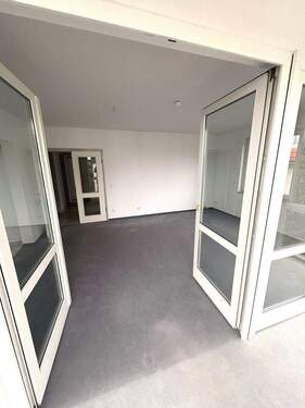 Blick vom Wintergarten ins Wohnzimmer - 