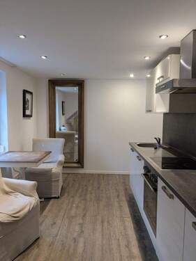 Küche / Flur - Voll möblierte 1-Zimmer-Wohnung in Frankfurt-Nied - top angebunden, sofort beziehbar