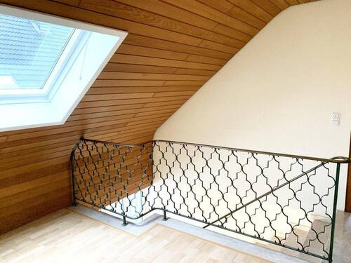 Flur im OG mit Dachfenster - 