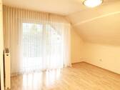 Großes Schlafzimmer mit Balkon - 
