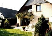 Rückansicht mit Terrasse - 6 Zimmer Einfamilienhaus in Köln