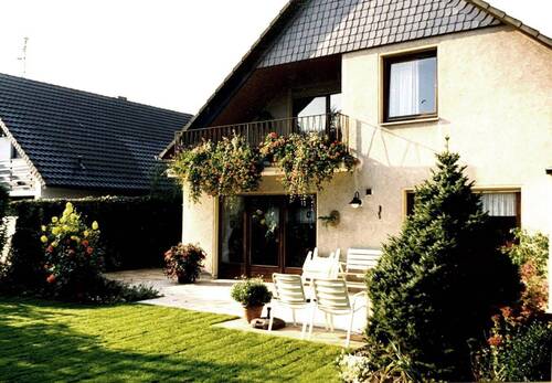 Rückansicht mit Terrasse - 6 Zimmer Einfamilienhaus in Köln