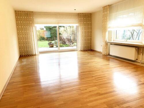 Wohnzimmer mit Parkett - 