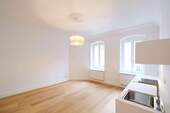 Wohnbereich - Bezugsfreies Altbau-Pied-à-Terre im Berliner Samariterkiez