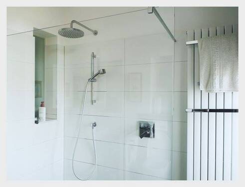 05 Master-Bad mit geräumiger Dusche.jpg - 