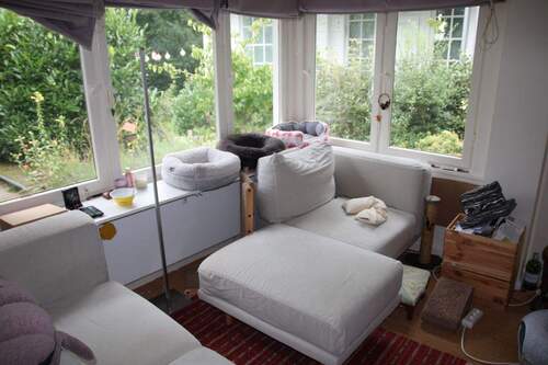 UND GEMÜTLICHER SITZECKE - 