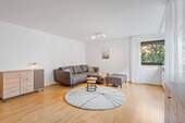 Wohnzimmer - ***Top gelegene 2-Zimmer-Wohnung, renoviert, möbliert, sofort nutzbar***