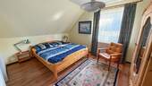 Schlafzimmer im Dachgeschoss der Wohneinheit - 