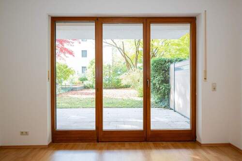 Blick in den Garten - Etagenwohnung mit 54,00 m&sup2; in Ottobrunn zum Kaufen