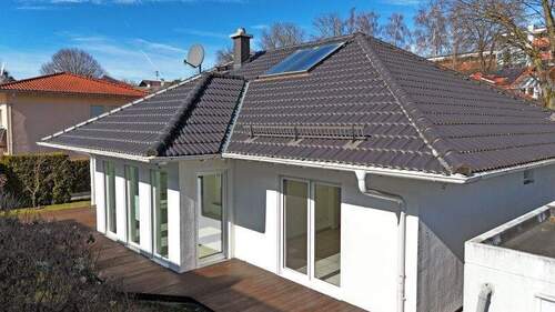 Hausansicht - Gepflegter Bungalow mit ausgebautem DG und 2 x Einzelgaragen in zentraler Lage von Kolbermoor