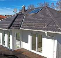 Gepflegter Bungalow mit ausgebautem DG und 2 x Einzelgaragen in zentraler Lage von Kolbermoor