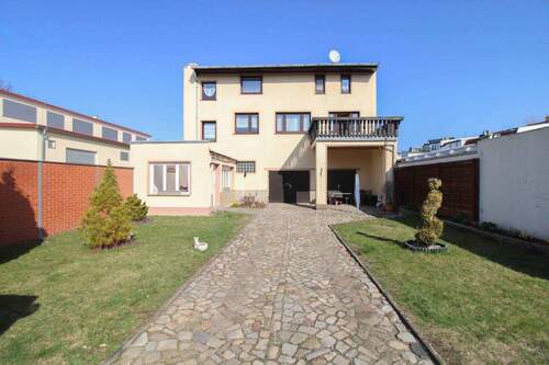 Außenbereich - Einfamilienhaus mit Ausbaupotenzial, Garagen und Wintergarten - innenstadtnah