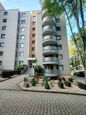 Hausansicht - 2 Zimmer Wohnung mit Balkon & Stellplatz und EBK