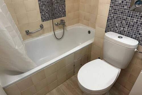 Bad mit Wanne und WC - Etagenwohnung mit 67,30 m&sup2; in Lensahn zum Kaufen