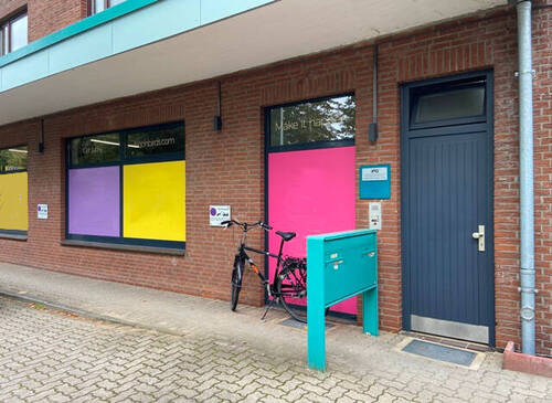 Gebäudeeingang - 3 Büros - kleines Büro zum Kauf - in zentraler Ortslage