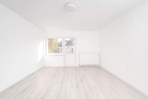 Wohnzimmer Blick zum Innenhof - 2 Zimmer Etagenwohnung in Berlin