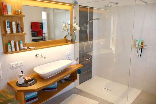 großes Badezimmer EG - 