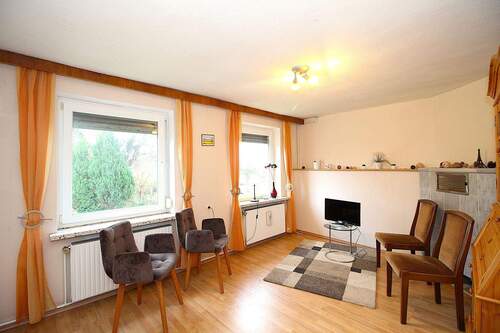 Wohnzimmer mit Kachelofen - 2 Zimmer Doppelhaushälfte in Meggerdorf