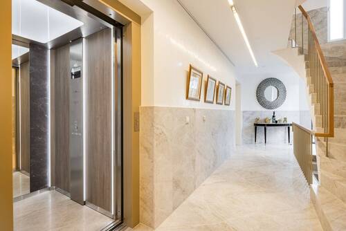 Flur mit Aufzug - 1 Zimmer Mehrfamilienhaus, Wohnhaus in München