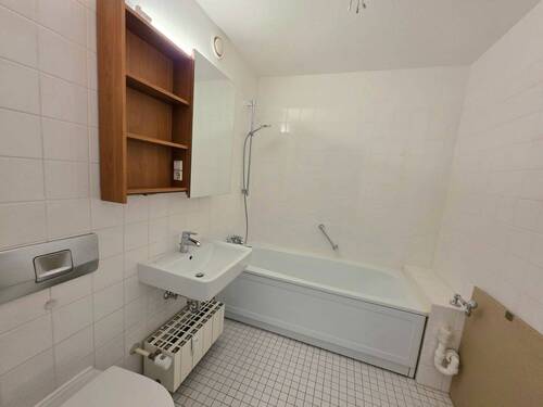 Helles Badezimmer mit Wanne - 