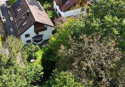 Aus der Luft - Ruhe und Idylle auf einem besonders großen Grundstück! Doppelhaushälfte in Waldtrudering