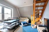 Zimmer im OG mit Treppe zum DG - 