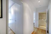 Flur mit Blick ins Ankleidezimmer - 