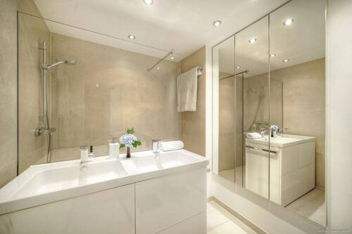 modernes Badezimmer - 