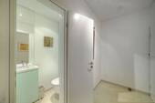 Flur mit Blick ins Gäste-WC - 3 Zimmer Etagenwohnung in München