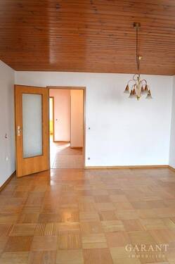 Wohnzimmer 1 - Helle 3 Zimmer-Wohnung mit Balkon und Tiefgaragen-Stellplatz in guter Lage!