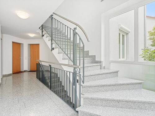 Treppenhaus in gepflegter Wohnanlage - 