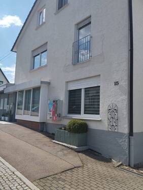 Vorderansicht Wohngebäude - Mehrfamilienhaus mit 3 Wohnungen u. großer Gewerbefläche