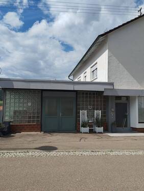 Vorderansicht Gewerbeteil - 1 Zimmer Mehrfamilienhaus, Wohnhaus in Gosheim