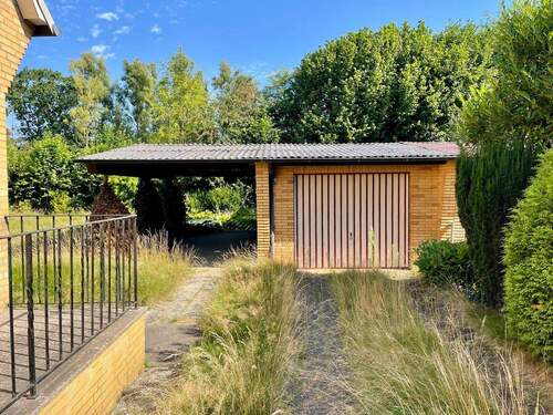 Separate Garage mit überdachten Freisitz - 