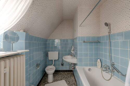 Badezimmer im Dachgeschoss - 