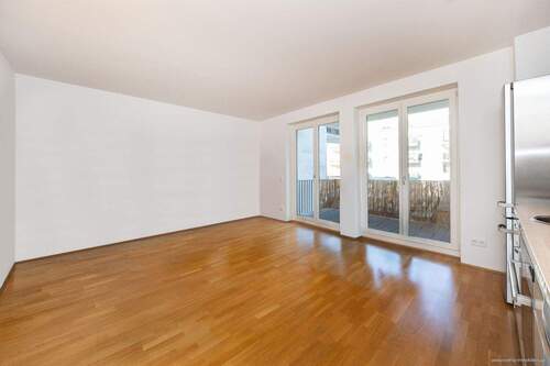 Digital geräumt - Wohnbereich - Bestlage Maxvorstadt (Nymphenburger Höfe): 1-Zimmer-Stadtwhg zum Innenhof mit Balkon & Kellerraum.