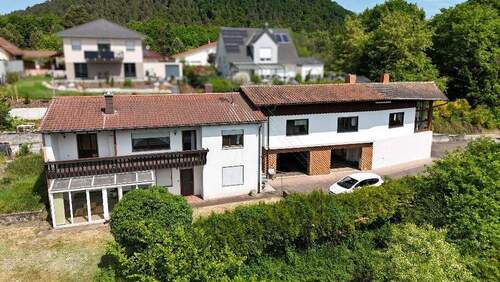 Bild 1 - +++Zwei Einfamilienhäuser mit Südausrichtung, Wintergärten, Südbalkon, 3 Garagen, auf einem ruhigen Grundstück mit Panoramablick in den Pfälzer Wald++