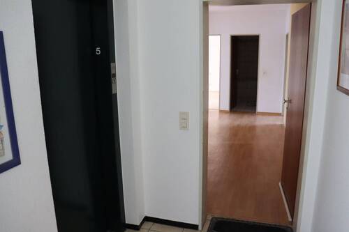 Wohnungseingang mit Aufzug - 