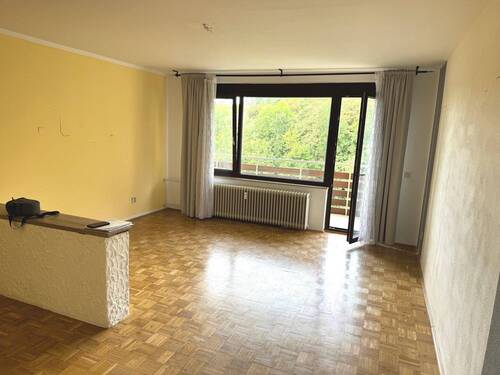 Wohnzimmer - 3-Zi.-Wohnung mit Aufzug, Stellplatz, Balkon und Keller am Ortsrand von Bad Mergentheim