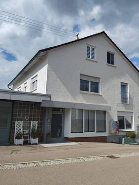 Vorderansicht Whg und Gewerbe - 2,5-Zimmer Wohnung mit großer Lager- bzw. Gewerbefläche