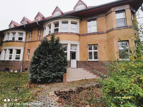 Hausansicht Hinten - Etagenwohnung mit 74,20 m² in Bitterfeld zur Miete