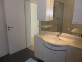 24-Bad-Waschbecken mit Mobiliar.JPG - 