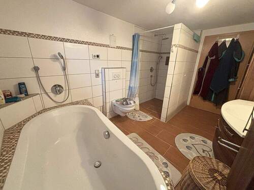 Badezimmer EG - Einfamilienhaus mit 227,00 m&sup2; in Osterhofen zum Kaufen