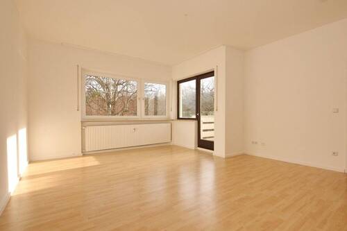 Zimmer2 - Jetzt einziehen: Lichterfüllte 3-Zimmer-Dachgeschoss-Wohnung mit großer Terrasse & Balkon