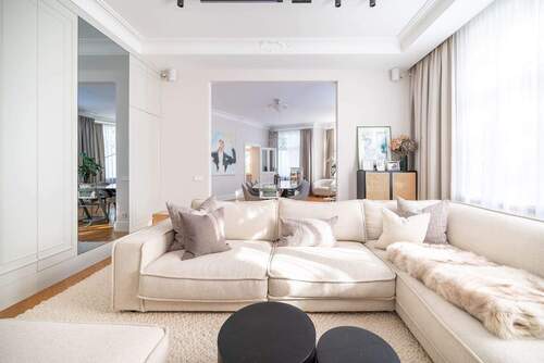 Wohnzimmer 2 - 5 Zimmer Etagenwohnung zum Kaufen in Berlin