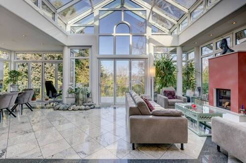 Wintergarten mit haushohem Glasdach - Einfamilienhaus mit 320,40 m&sup2; in Bad Soden am Taunus zum Kaufen