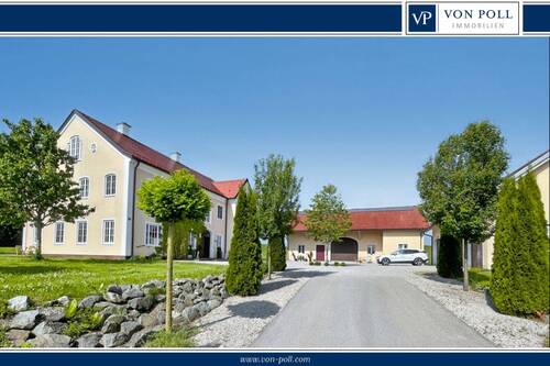 Titelbild_Blick in den Hof - Landhaus mit Seele - Stilvolles Anwesen in traumhafter Alleinlage im Allgäu