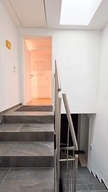 Eingang über Treppenhaus - 